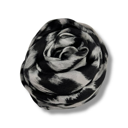 London Scarves - Classic leopard print scarf: Gray